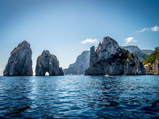 vista-panoramica-mar-montanas-contra-cielo_1048944-12241043